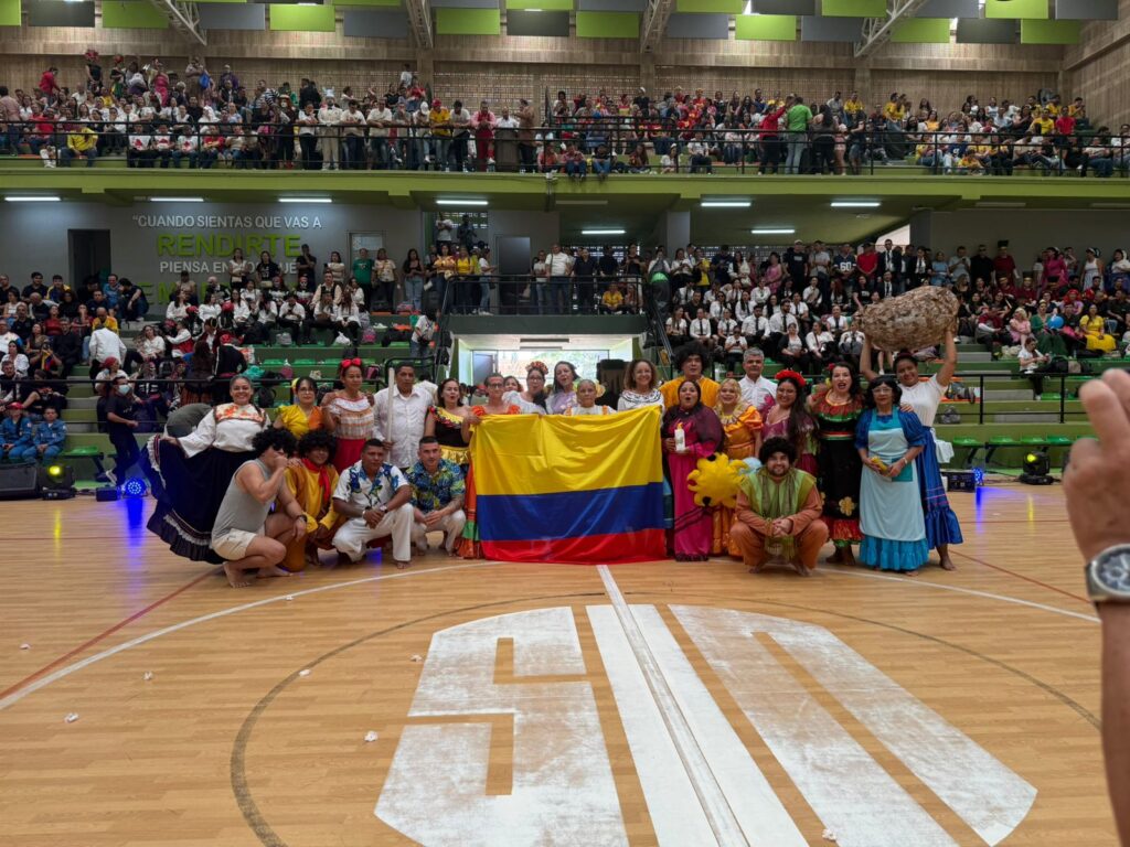 Fotografía grupal de la presentación Encanto.