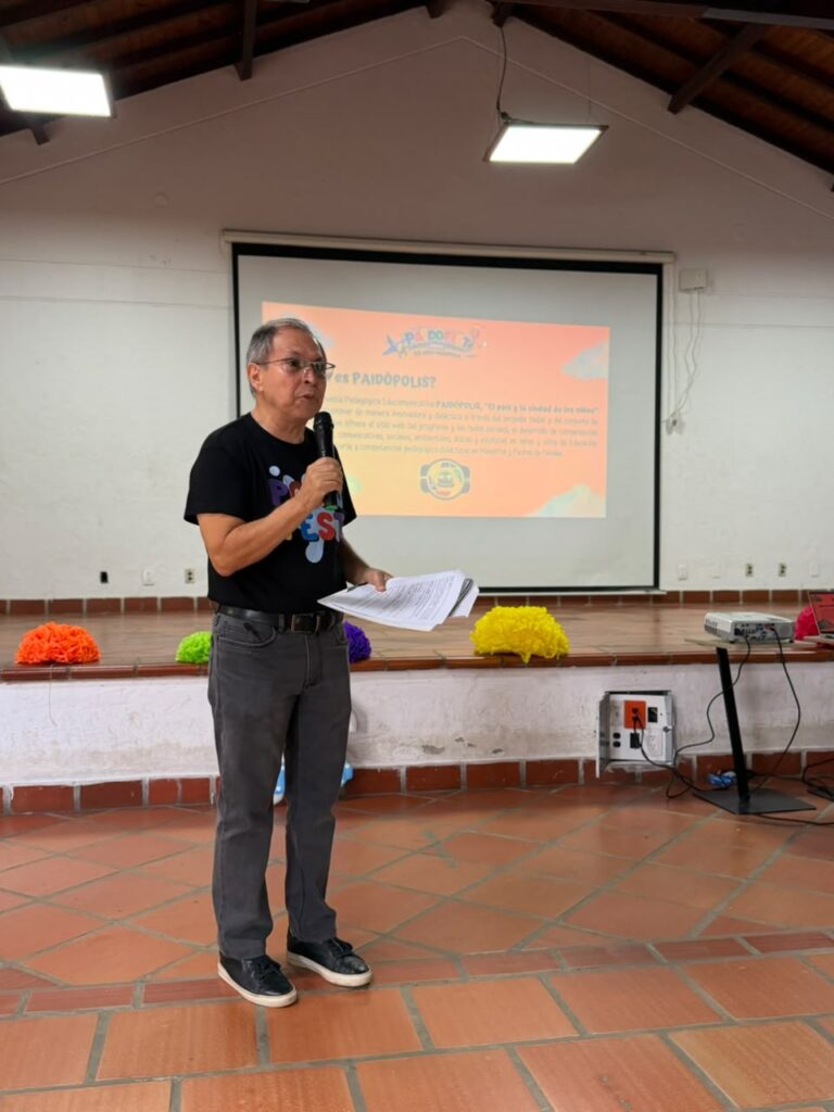 Cesar Mauricio Roa, profesor de la Escuela de Educación durante el evento.