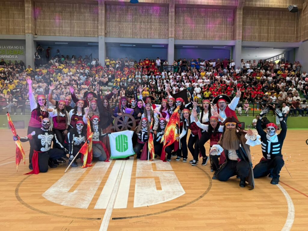 Fotografía grupal presentación Piratas del Caribe.