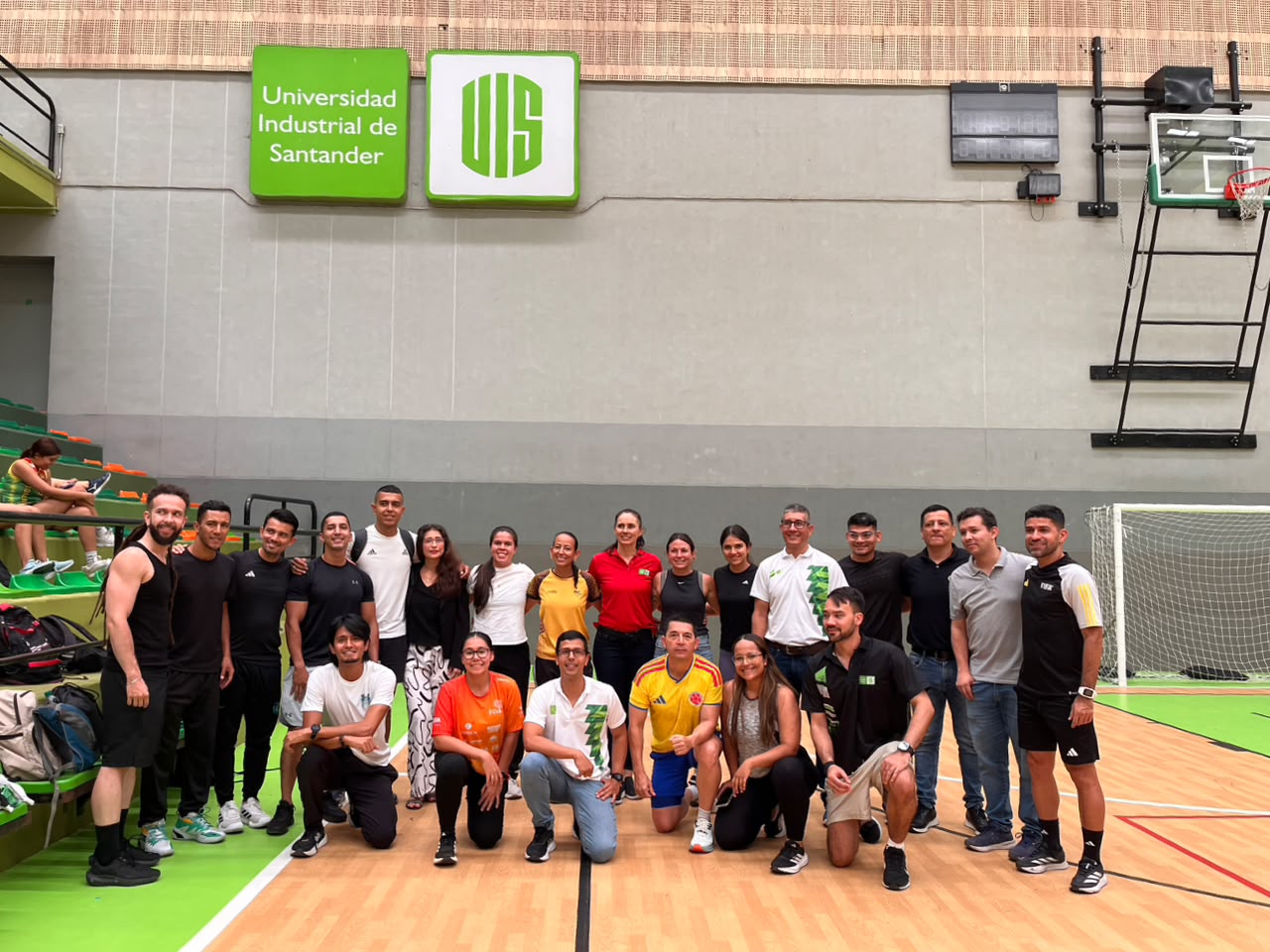 Profesores y estudiantes de la Maestría en Desarrollo del Talento Deportivo de la Universidad Industrial de Santander en la visita de Nuria Sánchez.