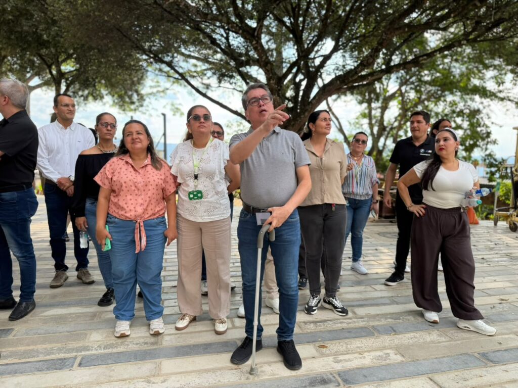 Recorrido de administrativos al edificio de Ingenierías Fisicomecánicas UIS a cargo de Iván Augusto Rojas Camargo, jefe División de Planta Física.