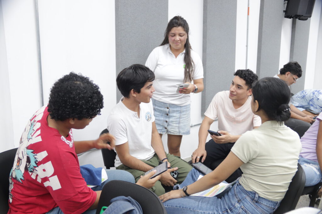 Profesionales del Centro de Escucha UIS en el Territorio durante trabajo de campo en la sede regional Barrancabermeja.
