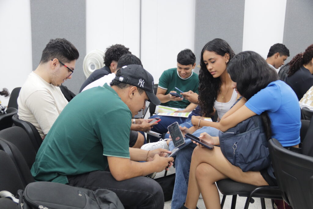 Estudiantes de la sede UIS Barrancabermeja durante el desarrollo de actividades y plan estratégico de la iniciativa.