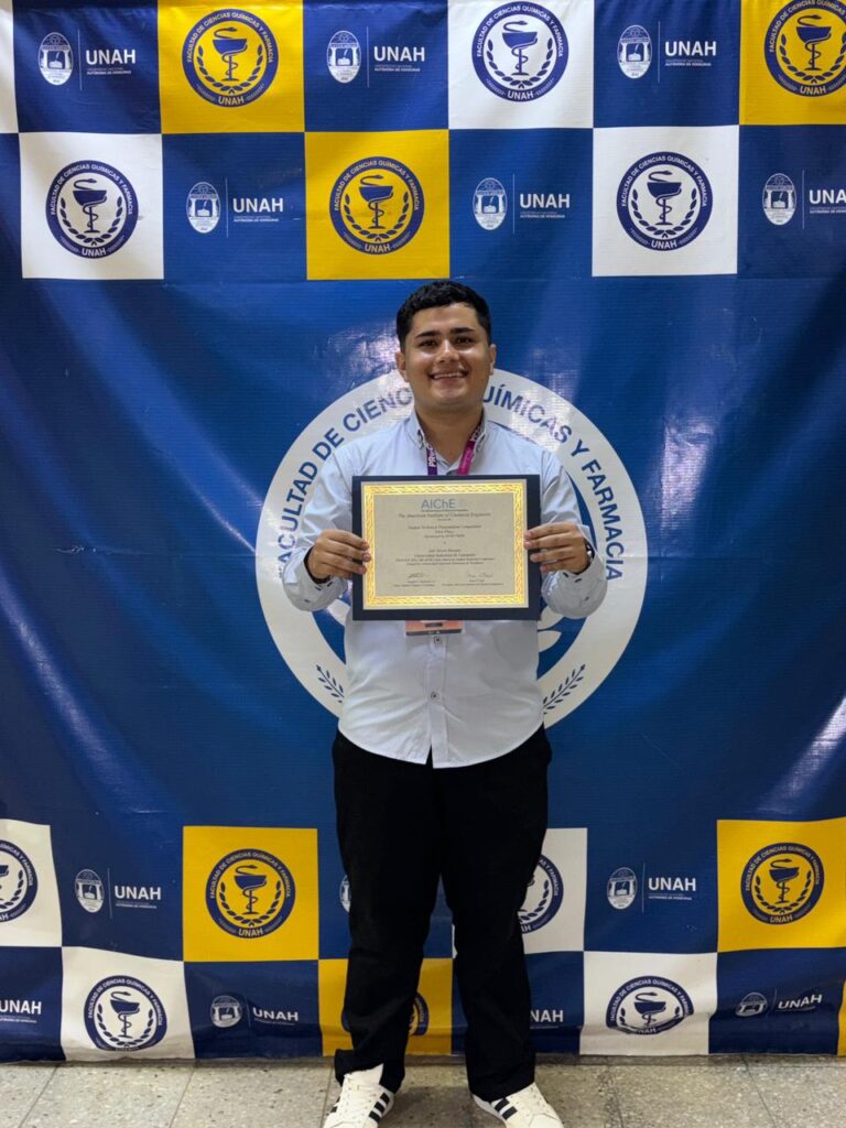 Jair Barajas con el reconocimiento