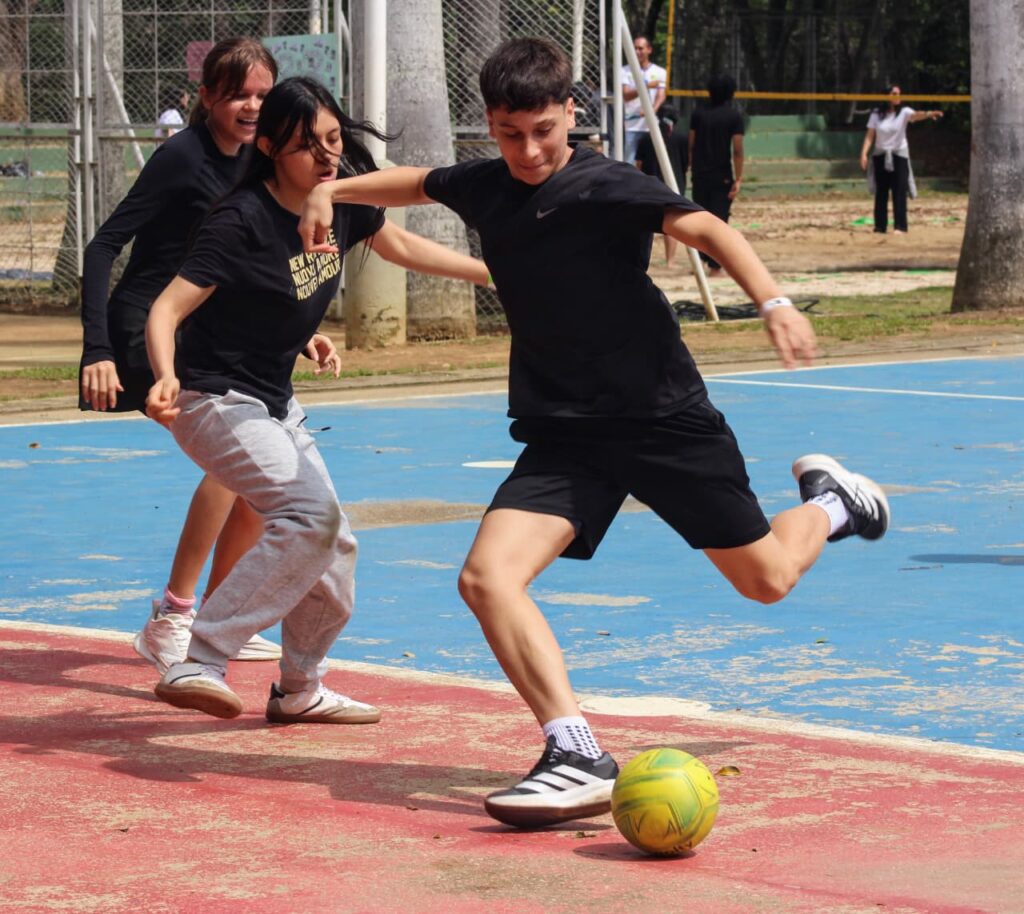 Estudiantes UIS jugando futsal.