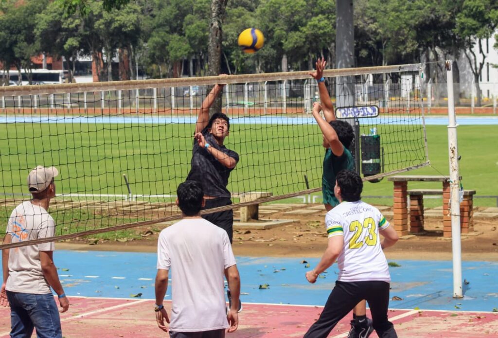 Estudiantes UIS jugando voleibol.