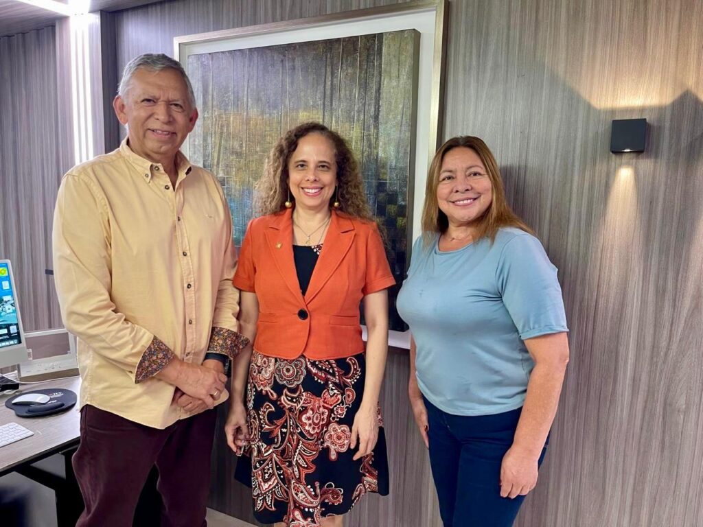 La nueva directora de Relaciones Exteriores, Lina Vera, junto al rector UIS, Hernán Porras y la secretaria general, Sofía Pinzón. 