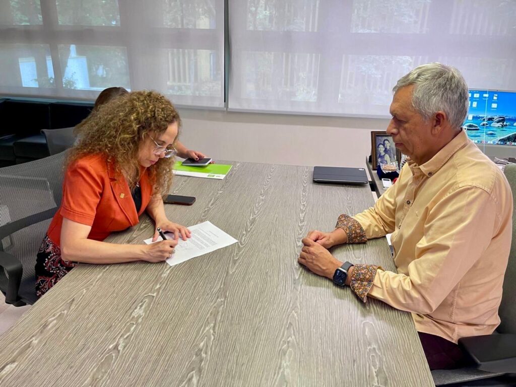 La nueva directora de Relaciones Exteriores UIS, Lina Vera, en su acto de posesión. 