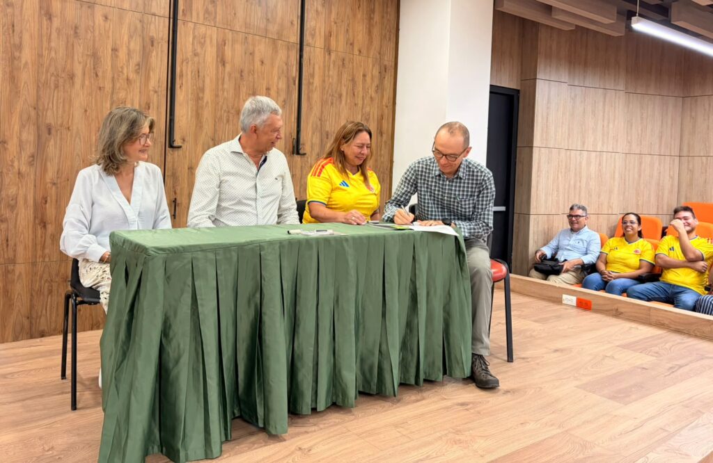 Andrés Felipe Castaño González, como director de la Escuela de Biología