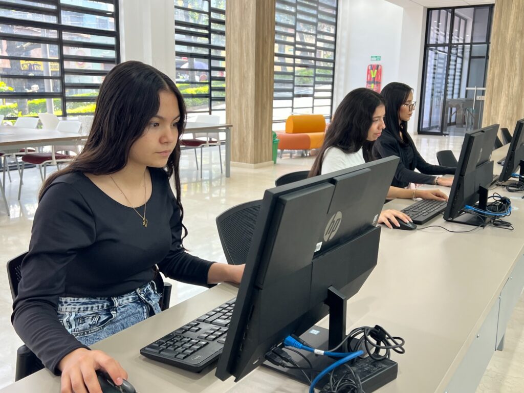 Estudiantes utilizando computadores