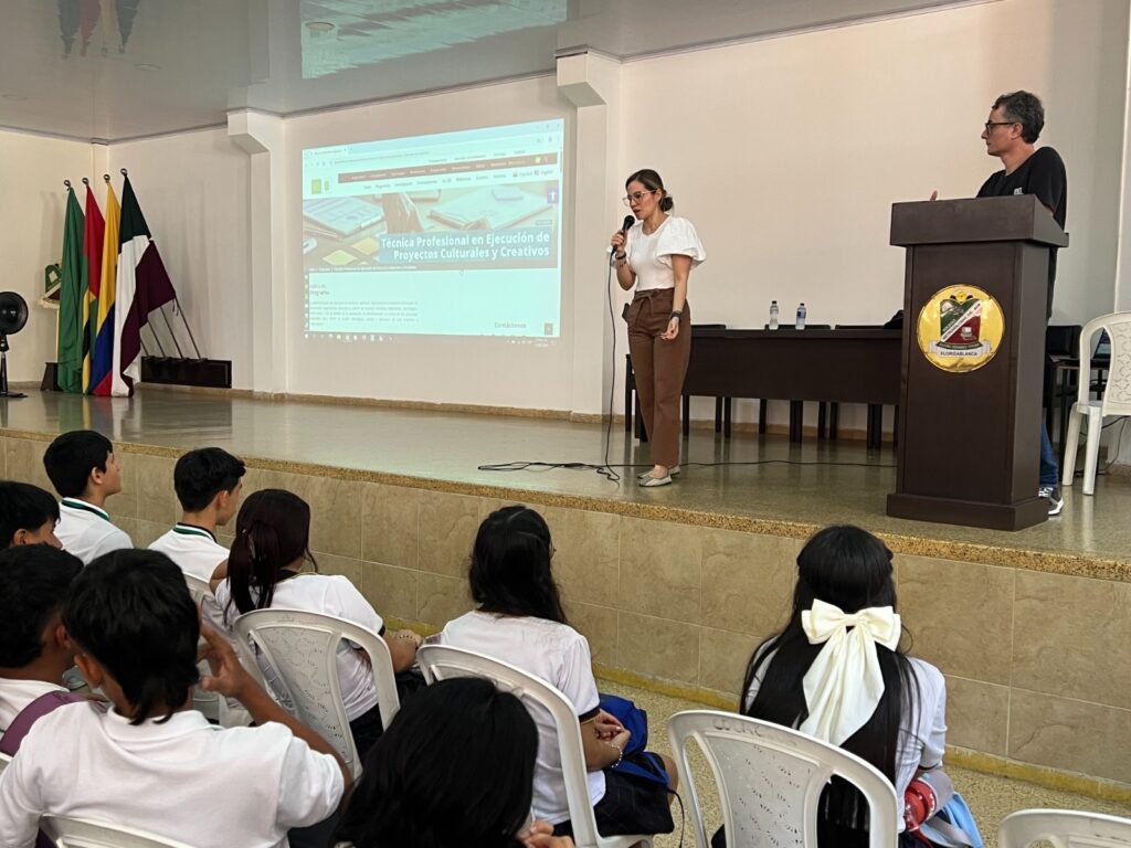 Profesora UIS dialogando con estudiantes de colegios de Floridablanca