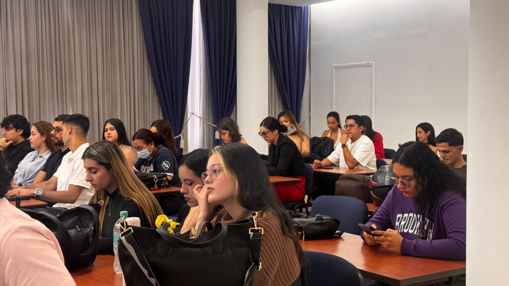 Estudiantes atentos escuchando las charlas de la jornada de inducción. 