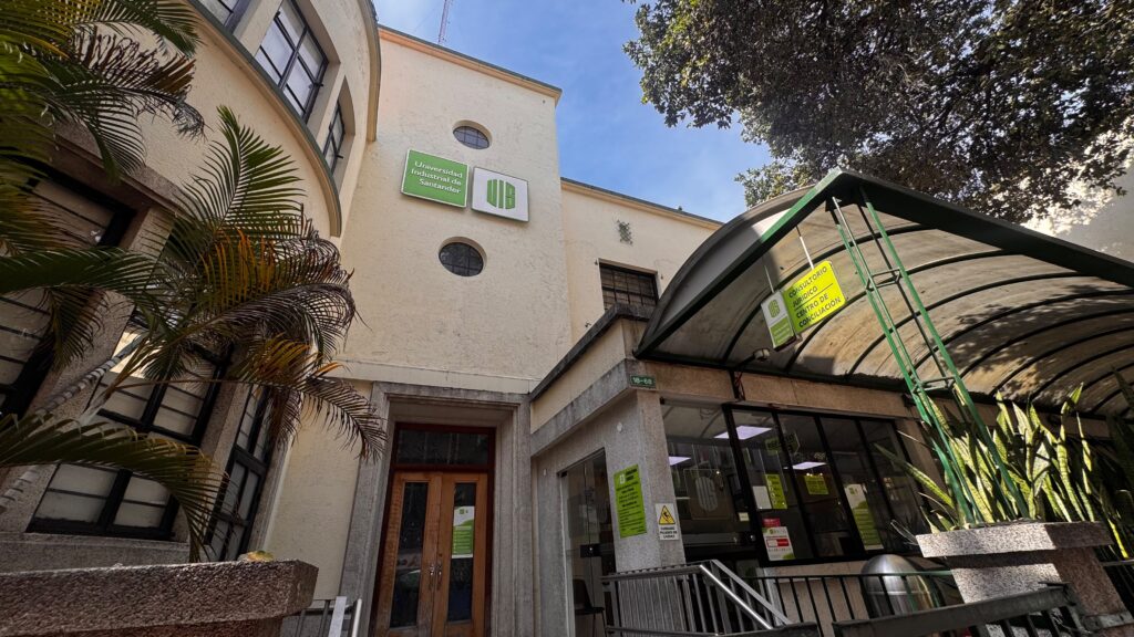 Entrada del Consultorio Jurídico UIS en el edificio Bucarica de la UIS. 