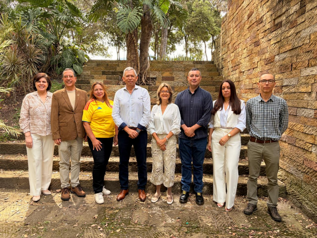 Nuevos directores de escuela junto al rector Hernán Porras Díaz