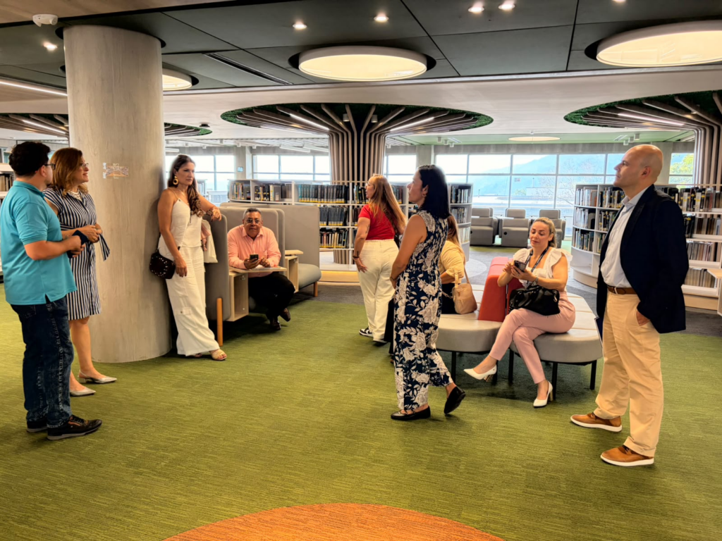 Los asistentes al Encuentro de Co-creación posgrados realizaron un recorrido por las instalaciones de la UIS.