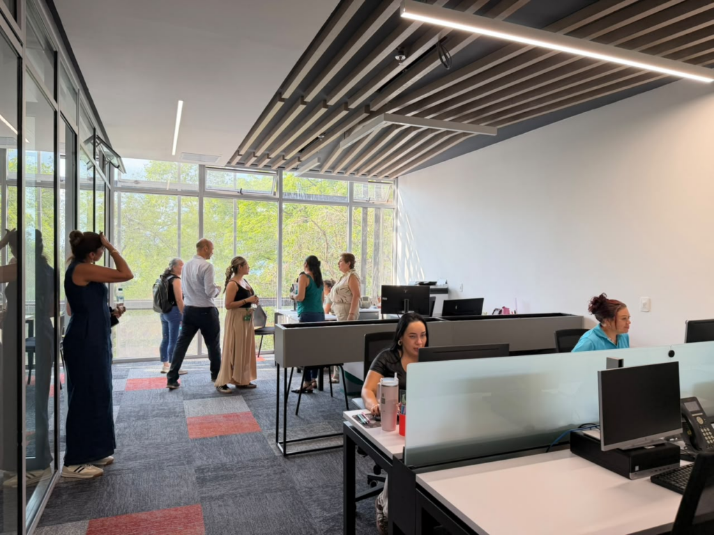 Administrativos UIS conocen las nuevas instalaciones de la obra.
