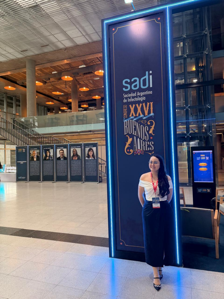 Heyda Núñez durante la participación en el XXVI Congreso de la Sociedad Argentina de Infectología (SADI), realizado en Buenos Aires