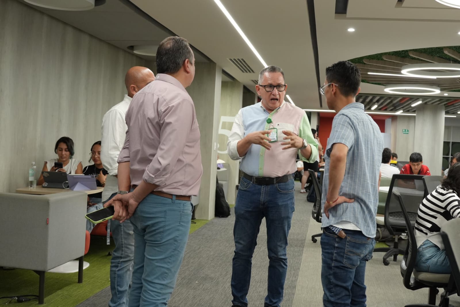Periodistas recorren las instalaciones de la universidad
