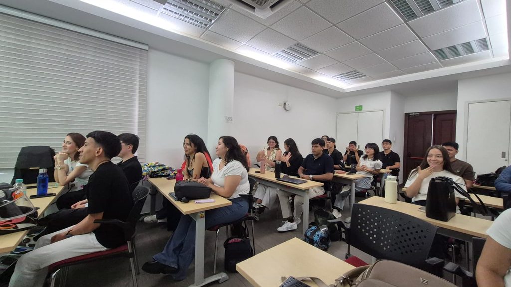 Los jueves y viernes los estudiantes según su horario acuden a las clases