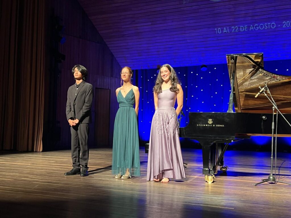 Jóvenes pianistas durante la apertura de los conciertos de gala del 43.º Festival Internacional de Piano UIS