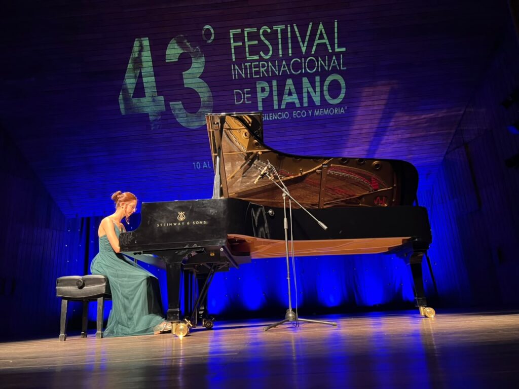 Alenka González, pianista en escena