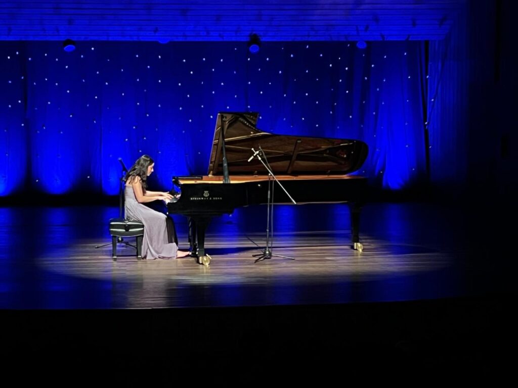 Sofía Bustamante, ganadora del Concurso Nacional de Piano UIS 2025 en la categoría profesional