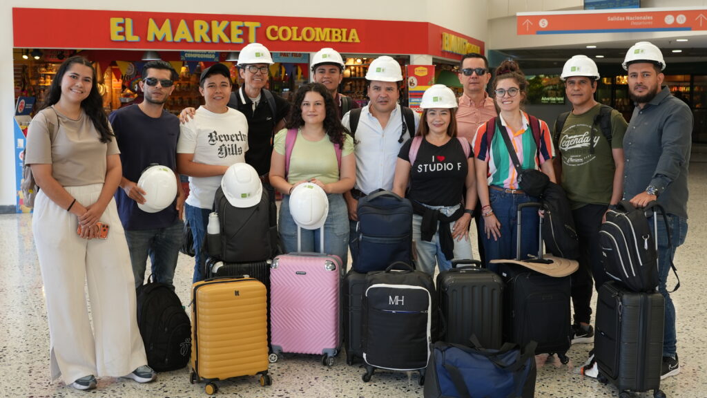 Foto del grupo de ingenieros en misión post terremoto en Pereira