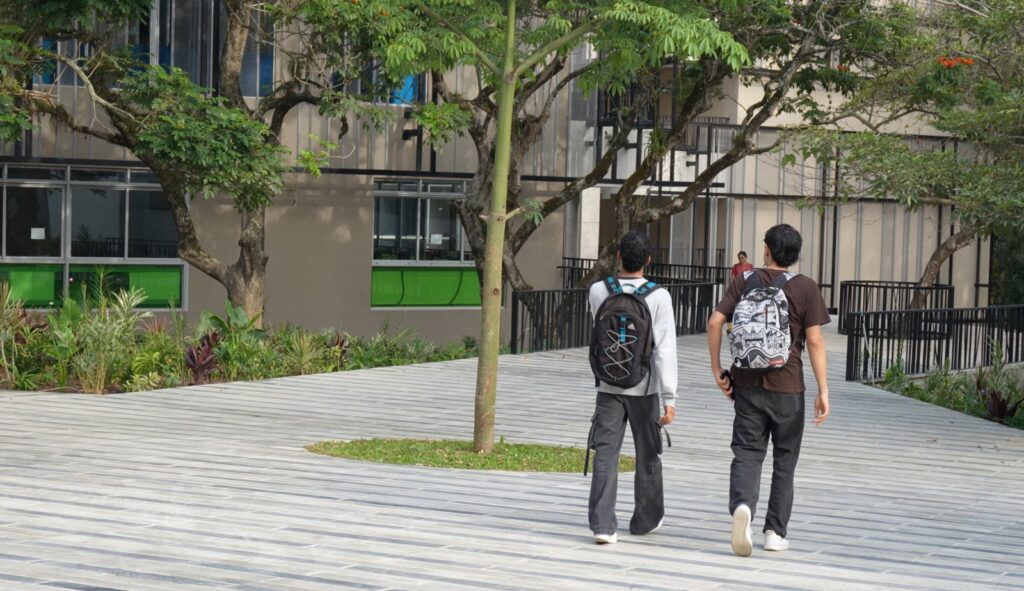 Estudiantes UIS ingresado al edificio de Fisicomecánicas