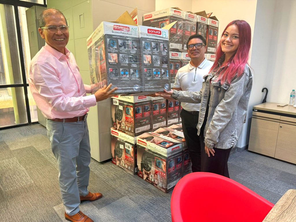 Entrega de computadores a escuelas UIS
