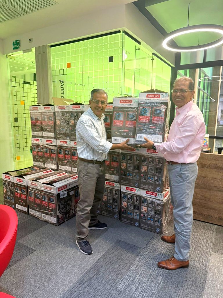 Entrega de computadores a escuelas UIS