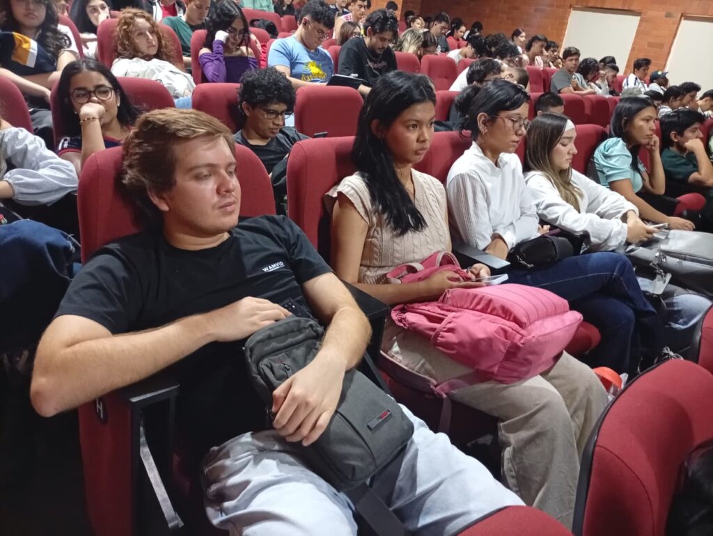 Estudiantes UIS participan de Cátedra Low Maus