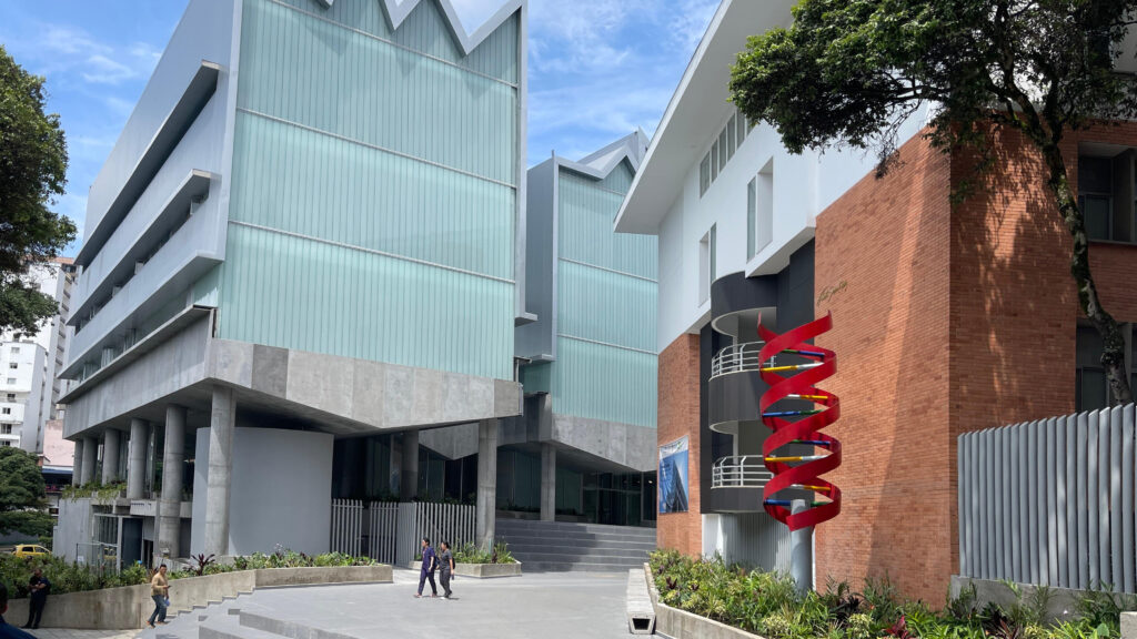 Entrada al complejo científico de la Facultad de Salud UIS 2026