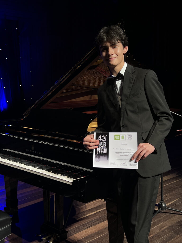 Martín Sedano, joven pianista de Sopó, Cundinamarca, es el ganador del concurso en la categoría juvenil.