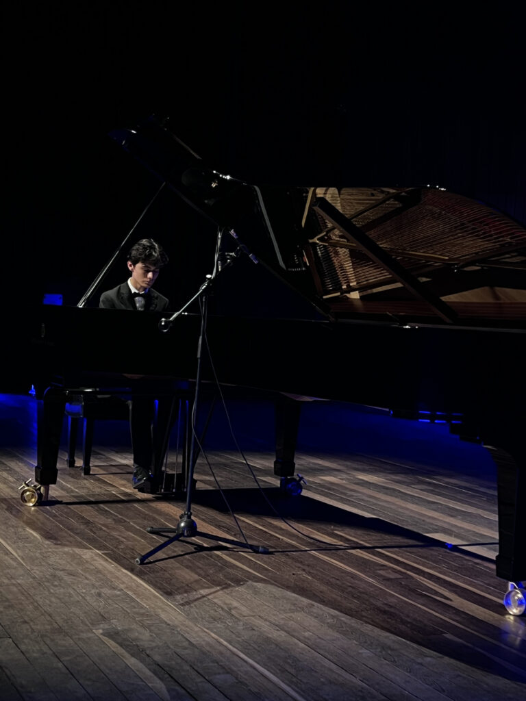 Martín Sedano, joven pianista de Sopó, Cundinamarca, es el ganador del concurso en la categoría juvenil.