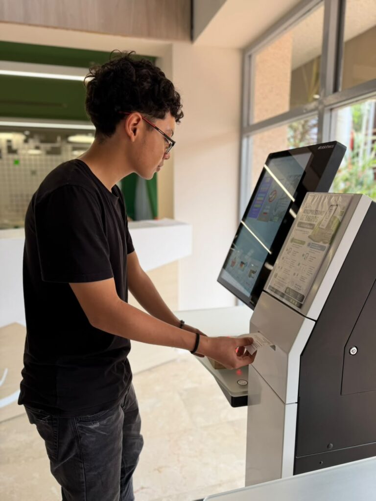Estudiantes UIS podrán realizar el proceso de préstamo de libros a través de las máquinas de autodevolución.