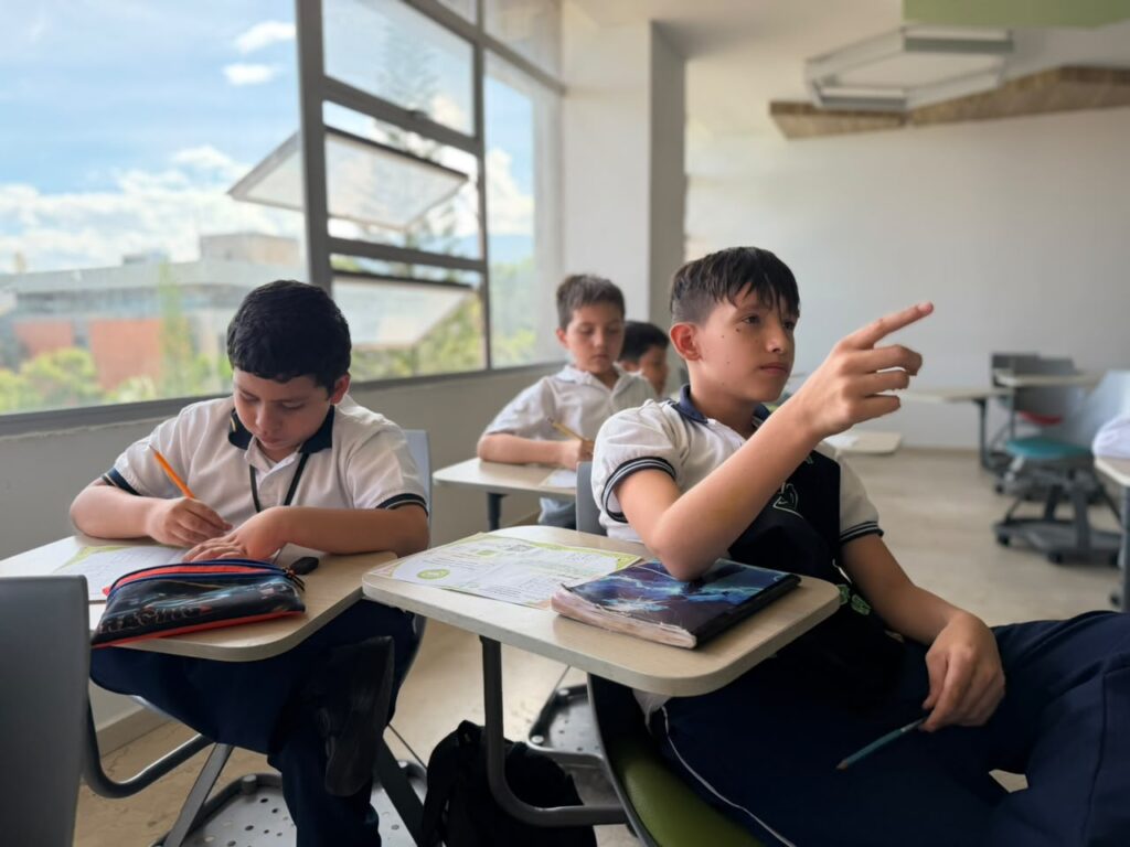 Estudiantes de cuarto y quinto grado durante la jornada matemática en instalaciones UIS.