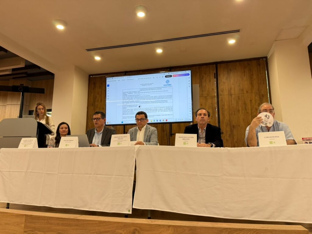 Mesa de directivos y auditores durante las palabras de bienvenida y accionar de la auditoría.