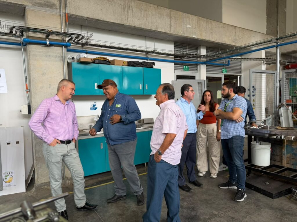 David León, Coordinador del Programa Institucional de Egresados UIS, realizó un recorrido junto al egresado.
