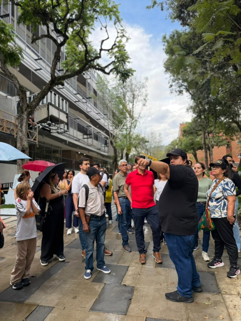 El edificio de Ingenierías Fisicomecánicas fue la tercera parada del recorrido de egresados.