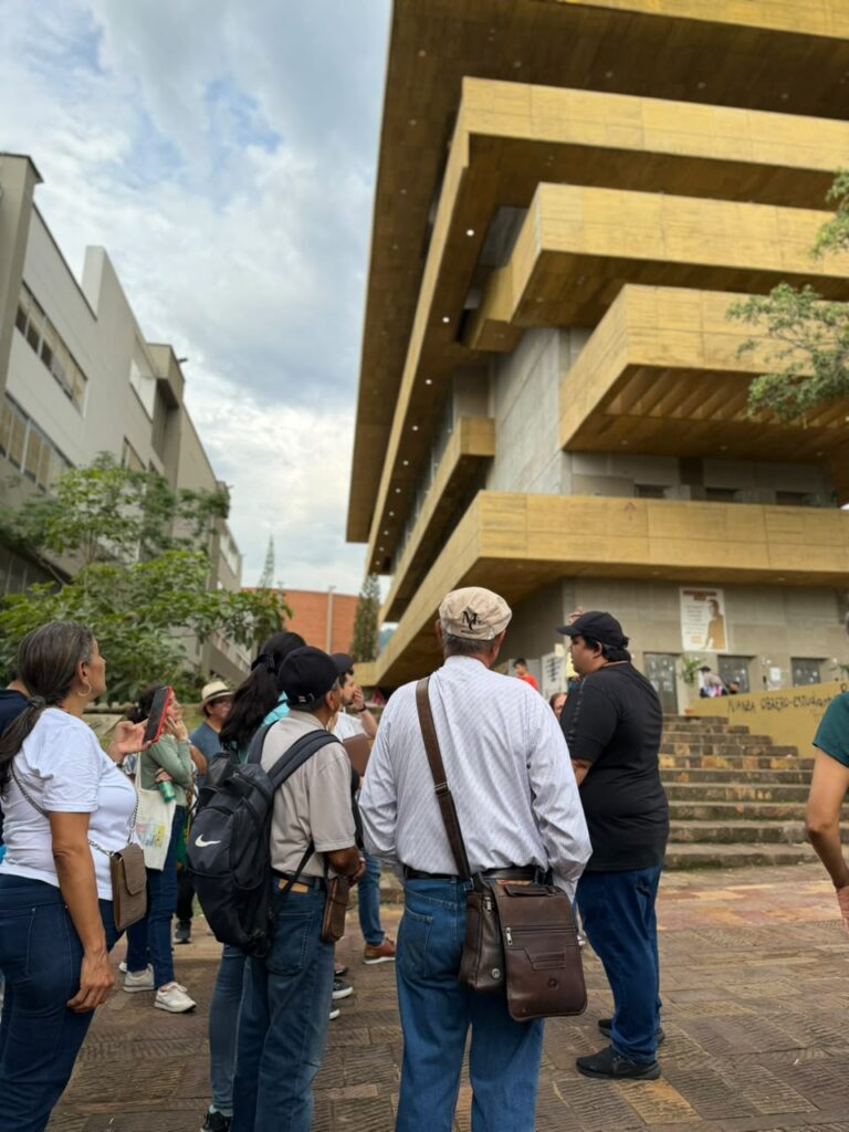 El edificio de Ciencias Humanas II fue la cuarta parada del recorrido de egresados.