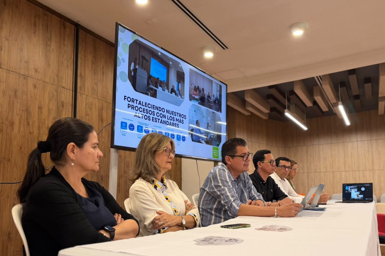 Directivos UIS e ICONTEC durante la ceremonia clausura de la auditoría de seguimiento.