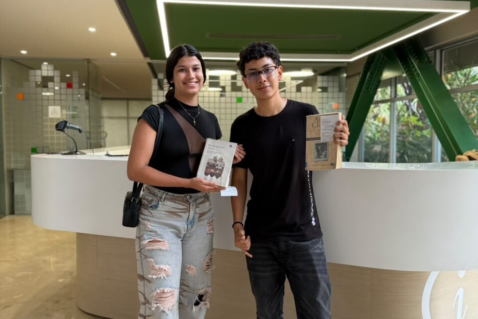 La Biblioteca Central UIS pone a disposición las máquinas de autopréstamo a estudiantes, administrativos y empleados.