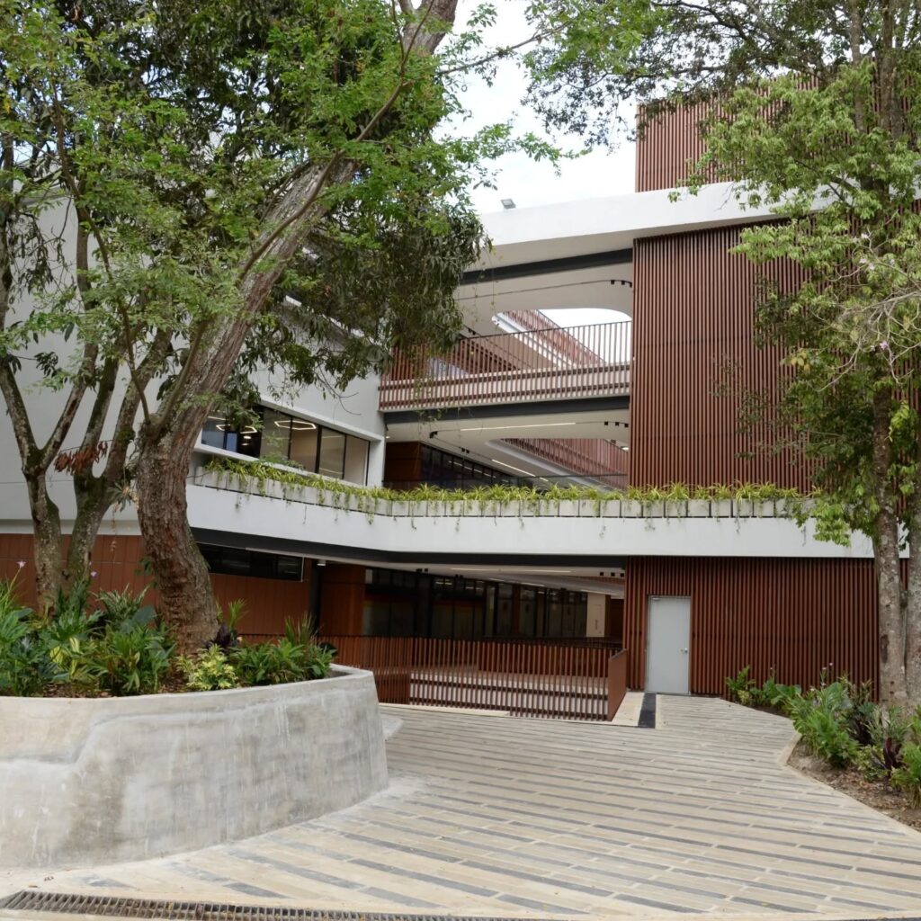 Entrada inferior al instituto de lenguas UIS