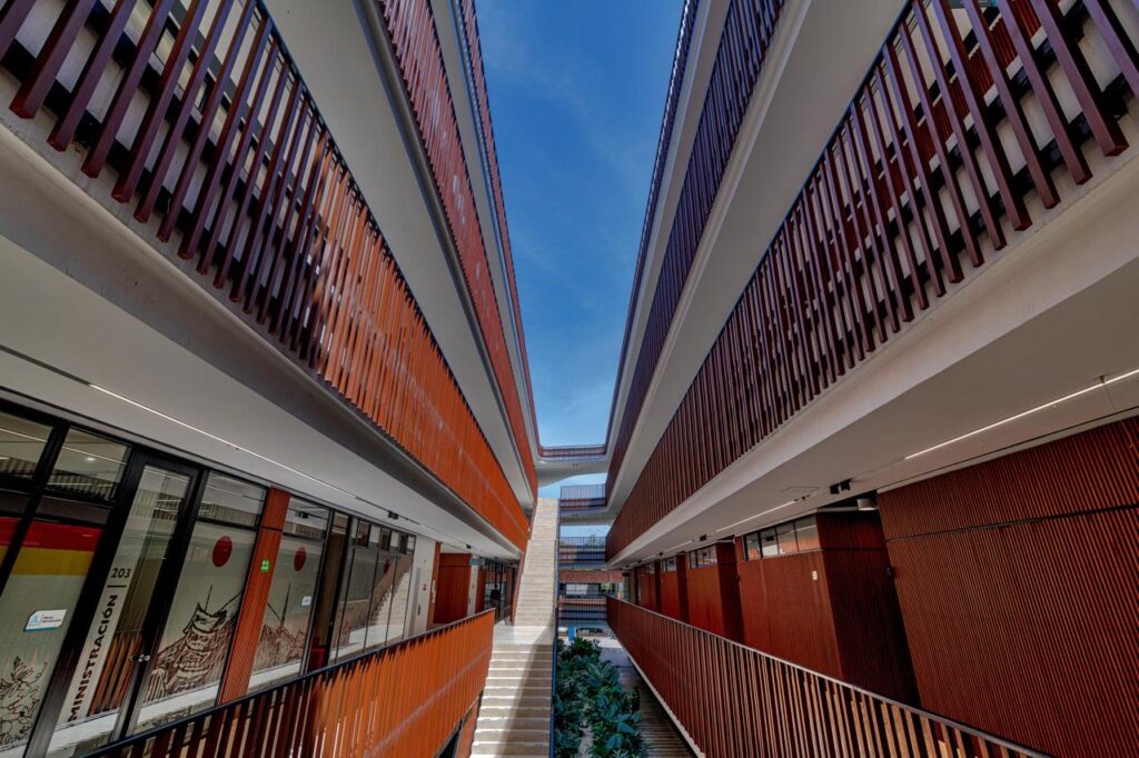 Fachada interna instituto de lenguas UIS