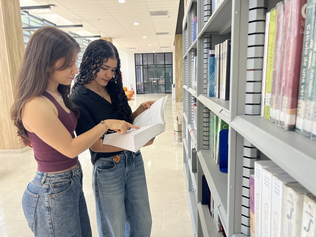 Estudiantes en la Biblioteca de UIS Floridablanca.