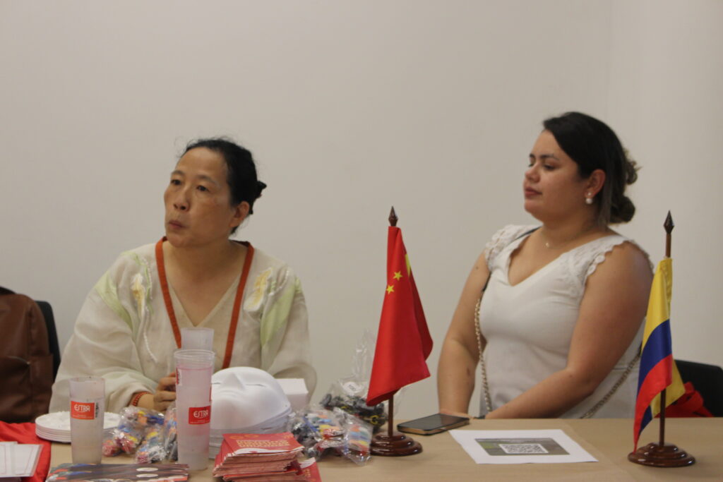 Nativa china liderando la Jornada de Promoción de la Lengua y la Cultura China