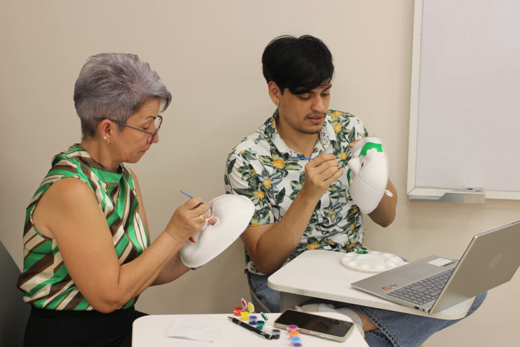 Taller de máscaras chinas en la Jornada de Promoción de la Lengua y la Cultura China