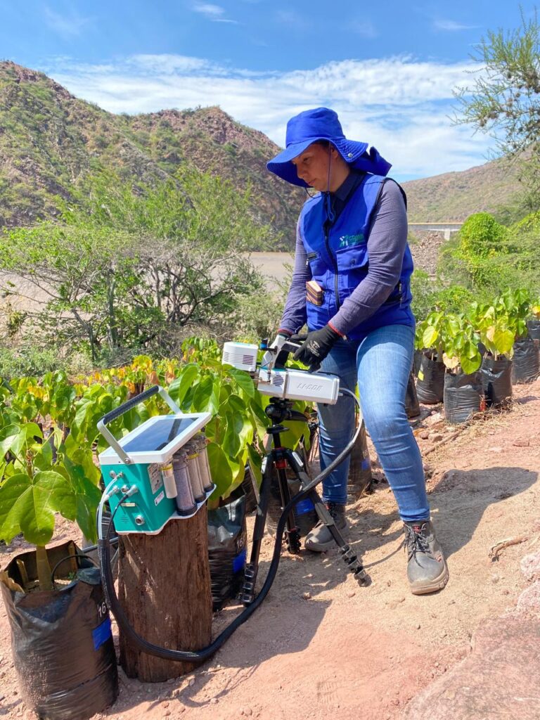 Investigadora en trabajos de campo