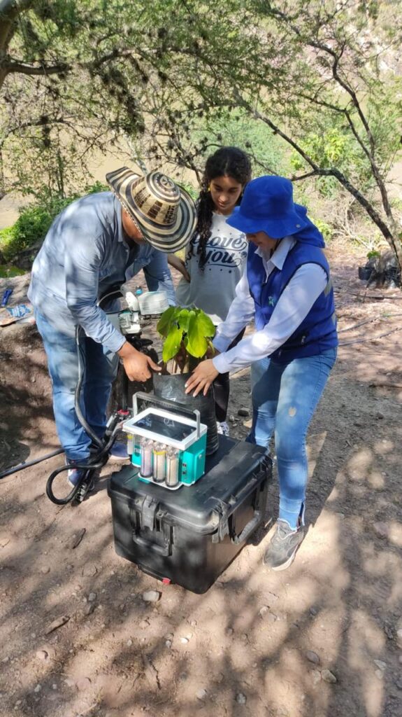 Investigadores UIS en trabajos de campo