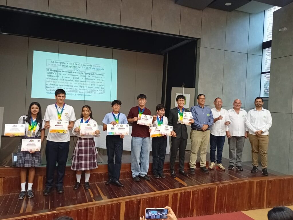 Foto grupal reconocimiento olimpiadas de matemáticas
